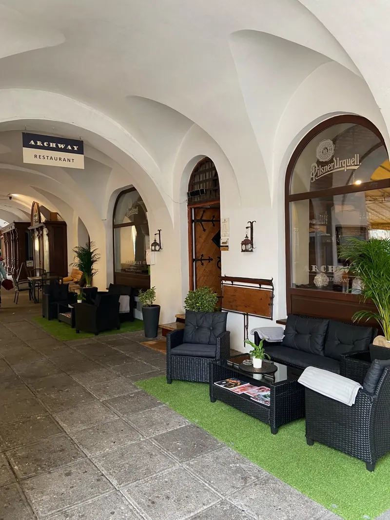 Posezení pod podloubím Velkého náměstí před restaurací Archway