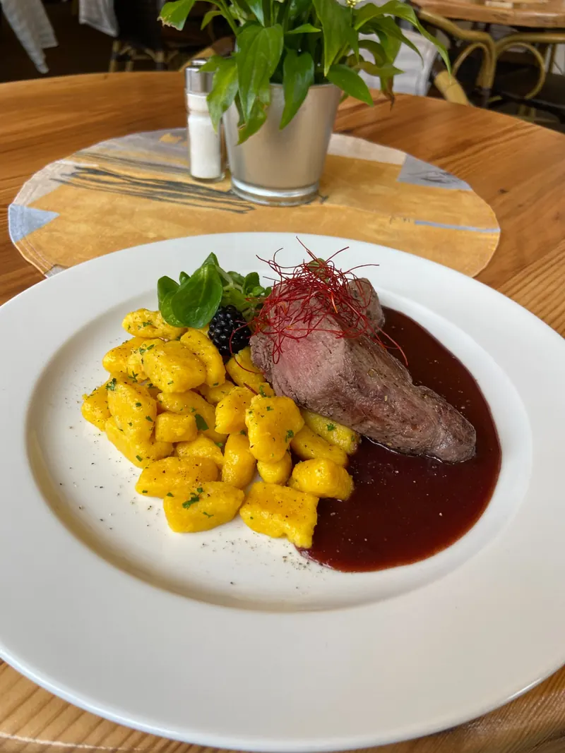 Steak s noky a omáčkou