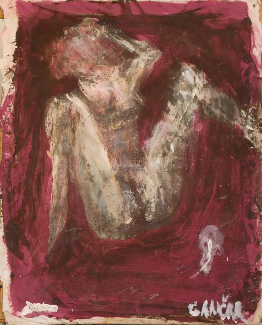 Enclosed in Crimson — schoulená tělová postava v karmínově červeném prostoru