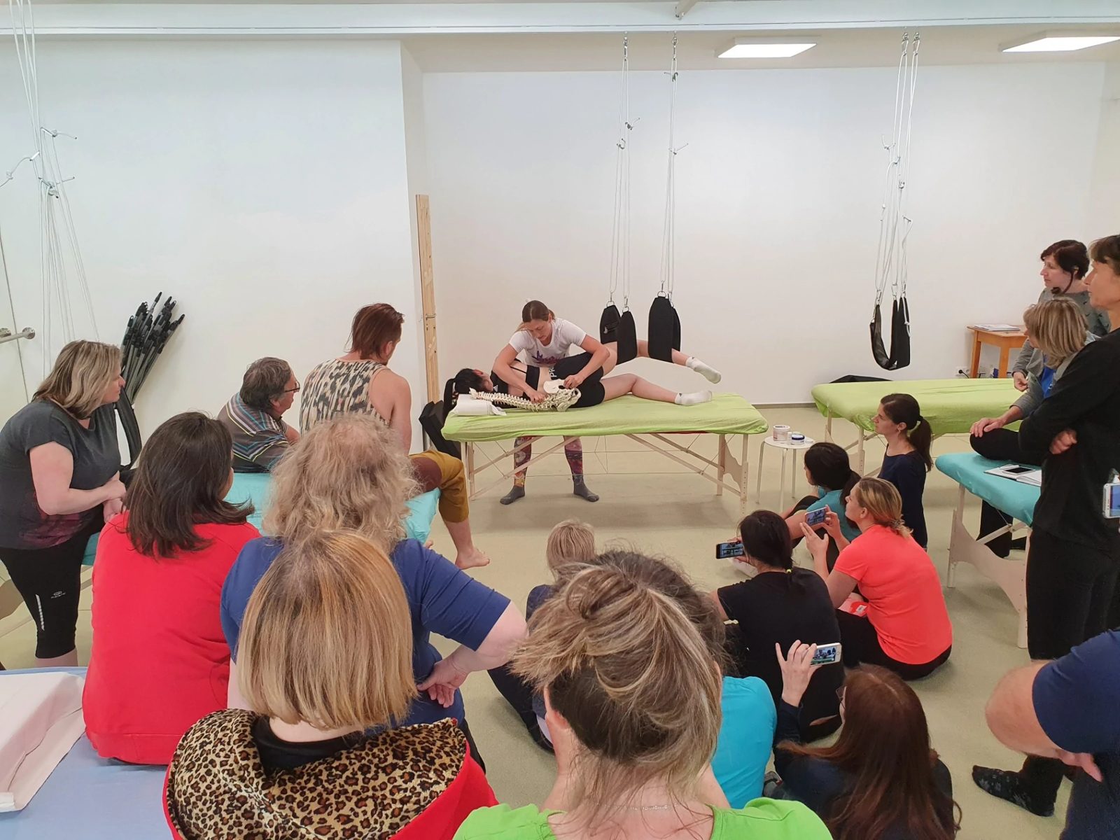 Kurz spirální stabilizace pro terapeuty — praktická ukázka na lůžku