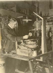 Děda ve své dílně v Lipové ulici, 1926
