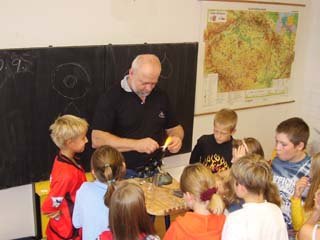 Děti u sklářského pracoviště