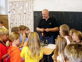 Přednáška o skle ve třídě