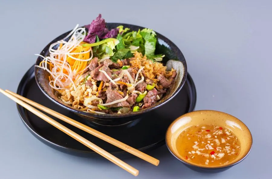 Bún bò Nam Bộ – Kulaté rýžové nudle s hovězím masem na česneku a rybí omáčkou