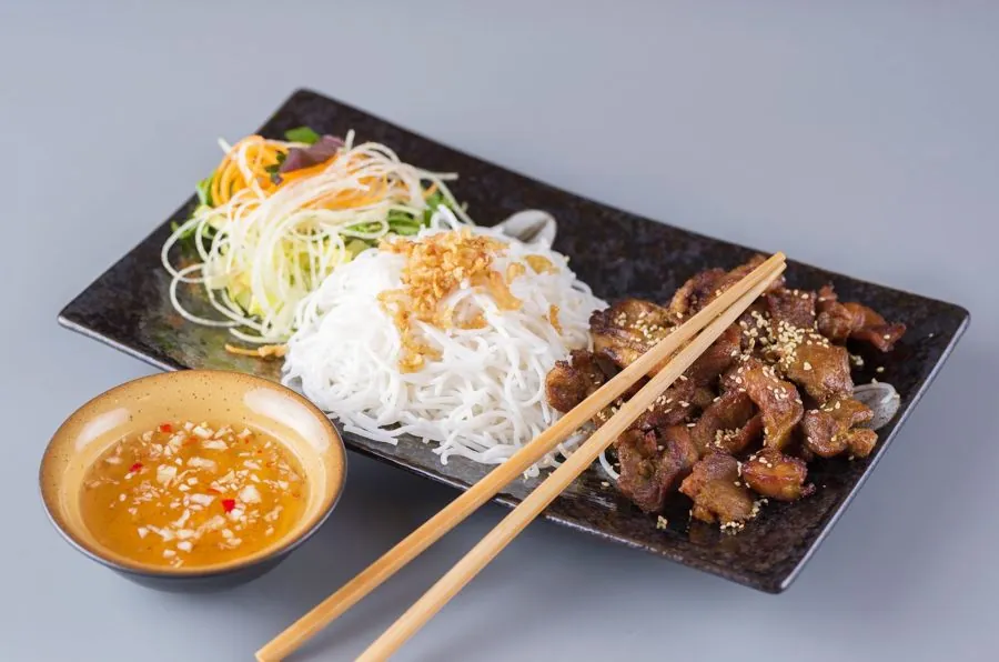 Bún chả – Grilované vepřové maso s kulatými rýžovými nudlemi a rybí omáčkou