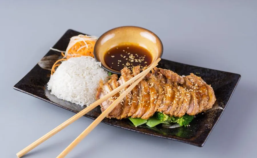 Křupavá kachna s Hoisin omáčkou, zeleninou a rýží