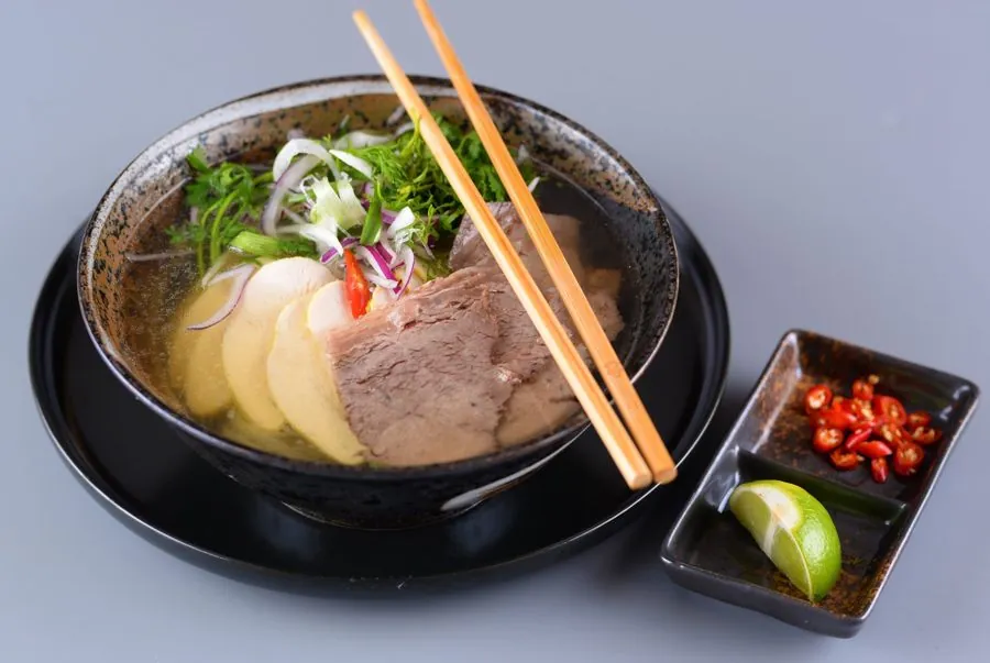 Phở bò – Polévka phở s rýžovými nudlemi a hovězím masem