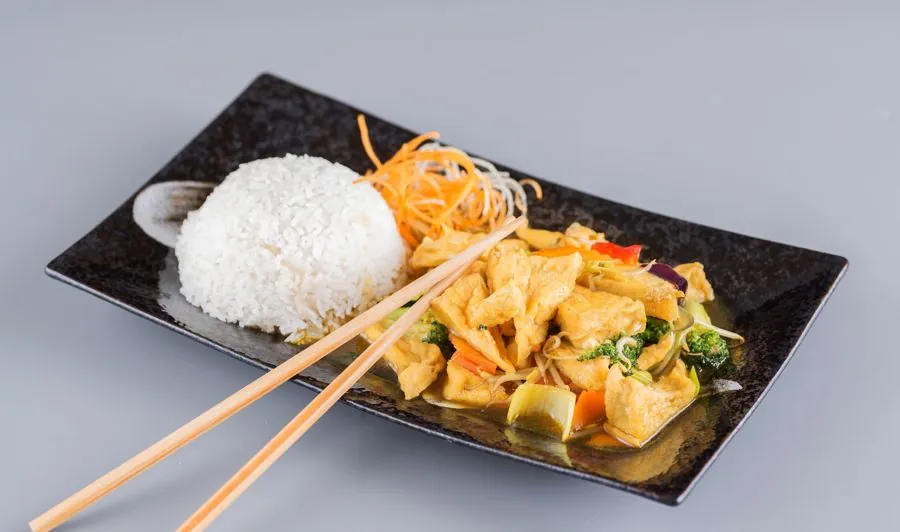 Restované tofu se zeleninou a rýží