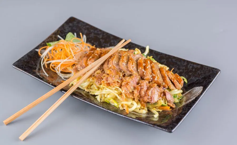 Restované udon nudle s křupavou kachnou, zeleninou a hoisin omáčkou