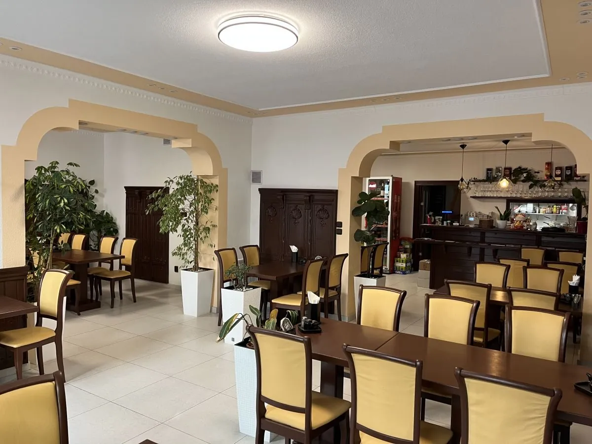 Interiér restaurace VT6 s klenutými oblouky